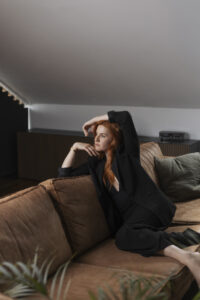 Elegantes High End Personal Brand Fotoshooting bei dem es um die Weiblichkeit geht.