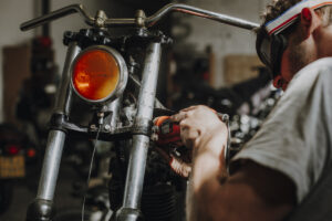 Personal Brand Lifestyle Fotografie für Motorradwerkstatt – fotografiert in Kapstadt mit natürlichem Licht