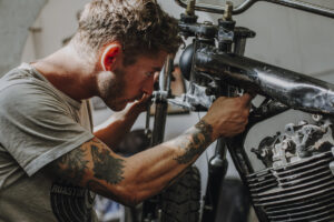 Personal Brand Lifestyle Fotografie für Motorradwerkstatt – fotografiert in Kapstadt mit natürlichem Licht