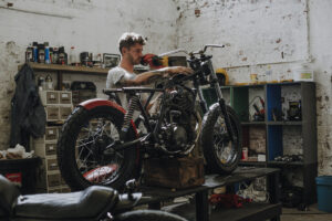 Personal Brand Lifestyle Fotografie für Motorradwerkstatt – fotografiert in Kapstadt mit natürlichem Licht