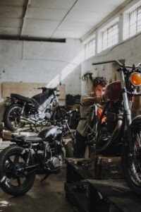 Personal Brand Lifestyle Fotografie für Motorradwerkstatt – fotografiert in Kapstadt mit natürlichem Licht