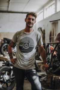 Personal Brand Lifestyle Fotografie für Motorradwerkstatt – fotografiert in Kapstadt mit natürlichem Licht