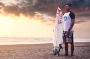 Portrait Fotografie von ecuadorianischem Profi Surfer Jonathan Chila in Montanita Ecuador.