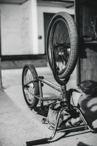 Lifestyle Fotografie von BMX Crew in Kapstadt in ihrer Radwerkstatt