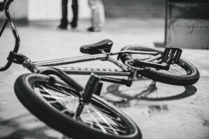 Lifestyle Fotografie von BMX Crew in Kapstadt in ihrer Radwerkstatt
