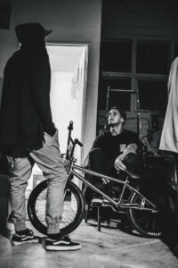 Lifestyle Fotografie von BMX Crew in Kapstadt in ihrer Radwerkstatt