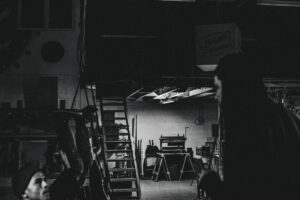 Lifestyle Fotografie von BMX Crew in Kapstadt in ihrer Radwerkstatt
