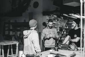 Lifestyle Fotografie von BMX Crew in Kapstadt in ihrer Radwerkstatt