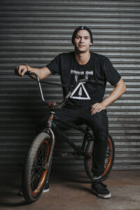 Authentisches Portrait eines Sportlers – BMX-Portrait mit Studio-Look in urbaner Umgebung von Kapstadt
