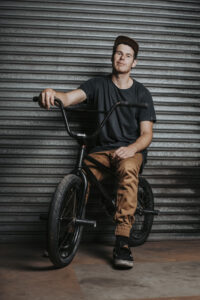 Authentisches Portrait eines Sportlers – BMX-Portrait mit Studio-Look in urbaner Umgebung von Kapstadt