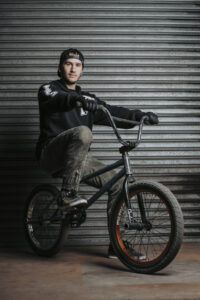 Authentisches Portrait eines Sportlers – BMX-Portrait mit Studio-Look in urbaner Umgebung von Kapstadt