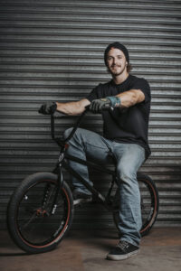 Authentisches Portrait eines Sportlers – BMX-Portrait mit Studio-Look in urbaner Umgebung von Kapstadt