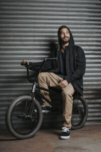 Authentisches Portrait eines Sportlers – BMX-Portrait mit Studio-Look in urbaner Umgebung von Kapstadt
