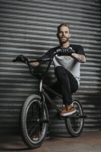 Authentisches Portrait eines Sportlers – BMX-Portrait mit Studio-Look in urbaner Umgebung von Kapstadt