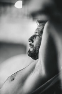 Lifestyle Portrait Fotografie von argentinischem Profi Surfer Martin Passerie in Costa Rica.