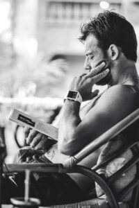 Lifestyle Portrait Fotografie von argentinischem Profi Surfer Martin Passerie in Costa Rica.