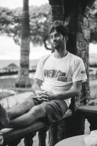 Portrait Fotografie von ecuadorianischem Profi Surfer Andres Fernandez in Costa Rica.